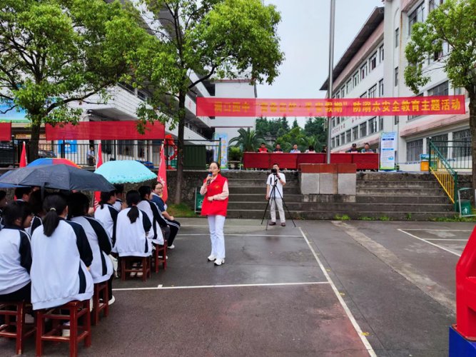 洞口四中開展防溺水安全教育演練運動