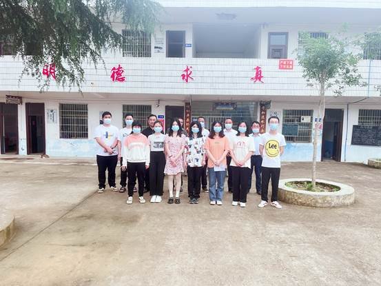 邵陽縣衛(wèi)生健康局墟落振興駐下花橋鎮(zhèn)雙聯(lián)村第一書記劉小虎慰問雙聯(lián)小學(xué)，和孩子們、先生一路過六一！