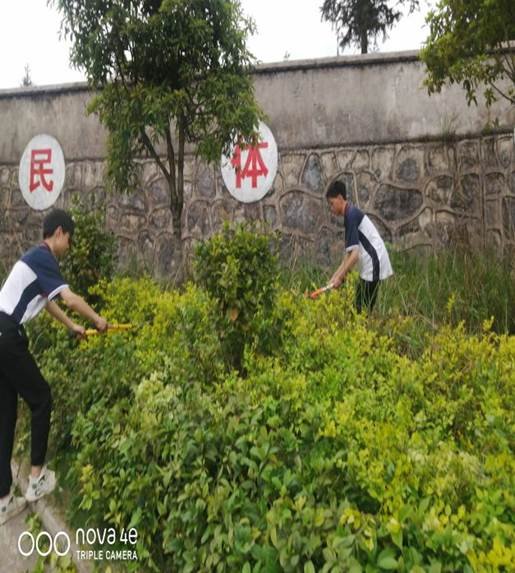 “勞動最光榮，奮斗最幸?！薄獧M溪初級中學(xué)勞動教育運(yùn)動報道