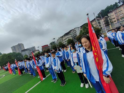 邵陽縣塘渡口中學(xué)舉行“健康飲食，文明就餐”國旗下的講話運動