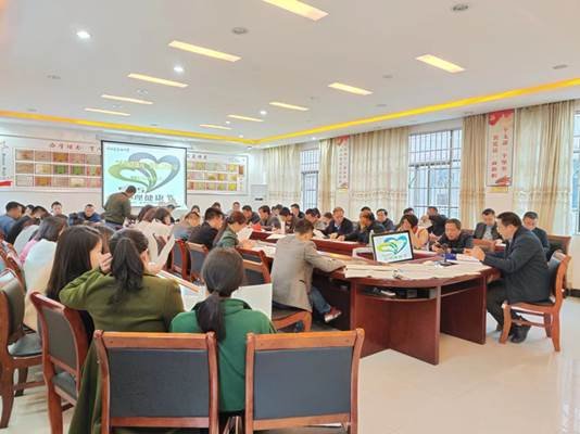 洞口四中召開“生理健康教育”運動部署會議
