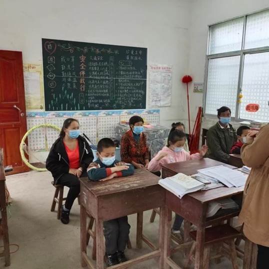 新寧縣高橋鎮(zhèn)司機小學召開防溺水家長會