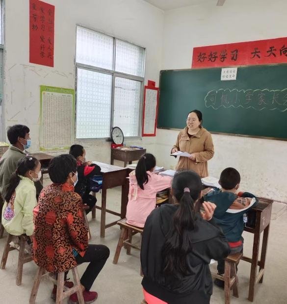 新寧縣高橋鎮(zhèn)司機小學召開防溺水家長會