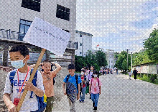 清江橋鄉(xiāng)中間小學(xué)積極落實(shí)“路組長(zhǎng)制”，筑牢安全防線