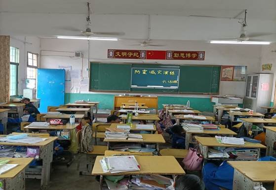居安思危，警鐘長鳴——金稱市鎮(zhèn)中間完小開展防震減災(zāi)應(yīng)急疏散演練