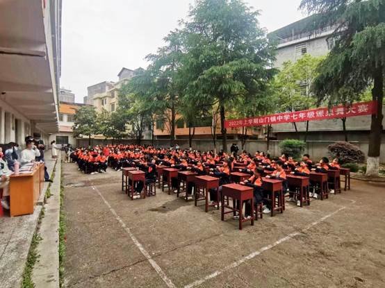 洞口縣山門鎮(zhèn)中學(xué)舉辦首屆門生課桌舞比賽