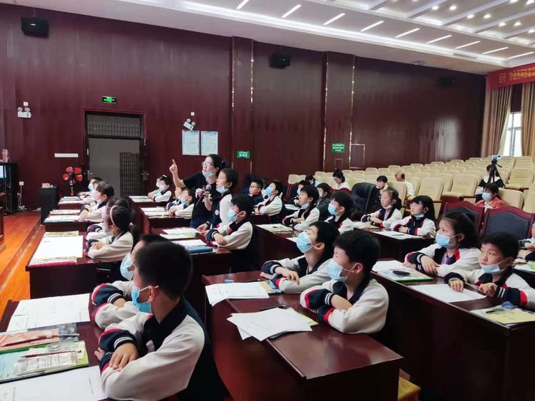 邵東城區(qū)四小數(shù)學課題組開展課題研討運動