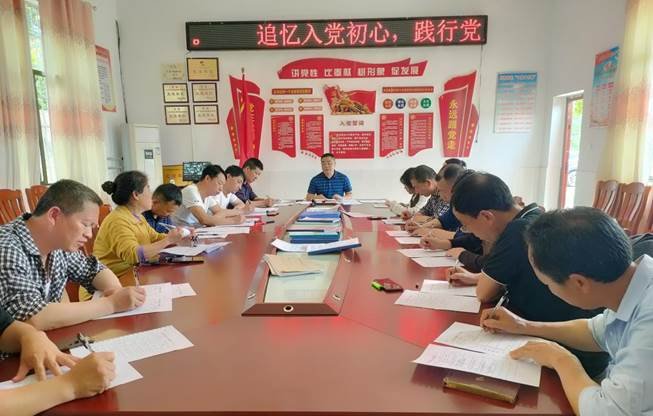 霞塘云中間完小聯(lián)合支部開展4月份主題黨日運動大會以“追憶入黨初心，踐行黨員使命”為主題