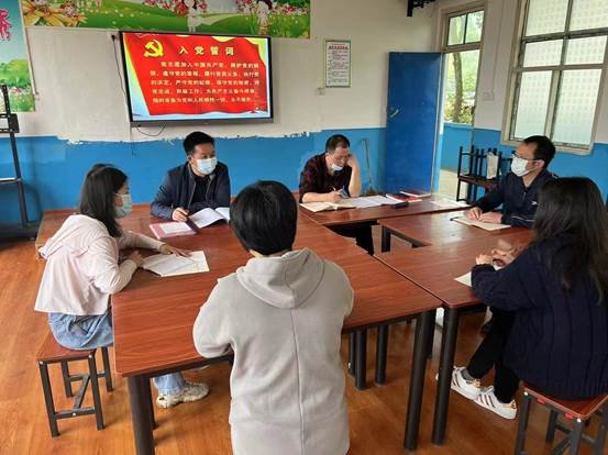 洞口縣茶場(chǎng)黌舍主題黨日開展“六零創(chuàng)建，黨員做表率”運(yùn)動(dòng)