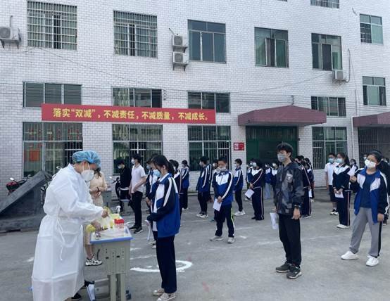 勤檢勤測(cè)防疫情，嚴(yán)管?chē)?yán)控保安全——洞口縣高沙鎮(zhèn)中學(xué)開(kāi)展第三次全員核酸檢測(cè)