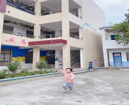 新寧縣清江橋鄉(xiāng)中間幼兒園開展風(fēng)箏舞春意——巧手繪風(fēng)箏教育運動