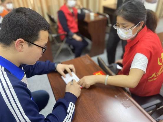 洞口縣高沙鎮(zhèn)中學舉行“洞口縣大邵公益暨高沙鎮(zhèn)中學蓼湄基金會2022春季勵學金發(fā)放儀式”