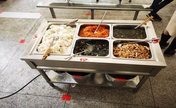 邵陽縣下花橋鎮(zhèn)中間完全小學(xué)召開膳食委員家長會