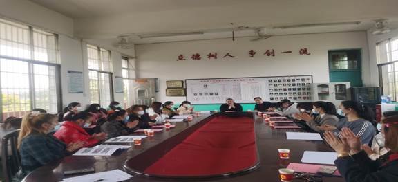 邵陽縣下花橋鎮(zhèn)中間完全小學(xué)召開膳食委員家長會