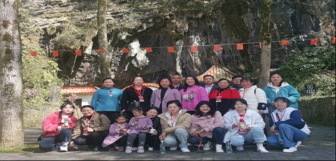 春暉拾趣 凝心聚力—新寧縣清江橋鄉(xiāng)水口小學開展“三八”婦女節(jié)春游運動