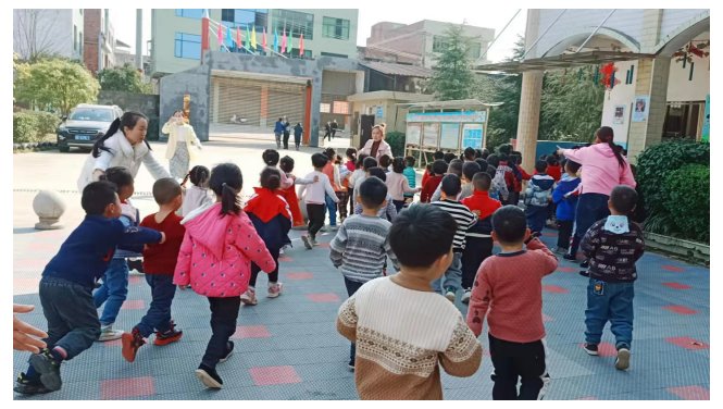新寧縣回龍寺鎮(zhèn)中間幼兒園開展防暴練習(xí)運動
