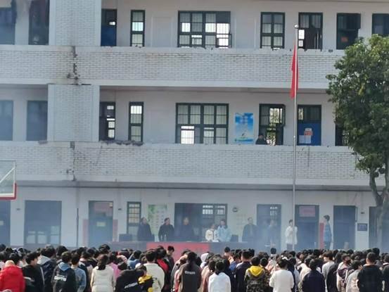 “總結(jié)曩昔、瞻望將來”2022春季開學(xué)典禮