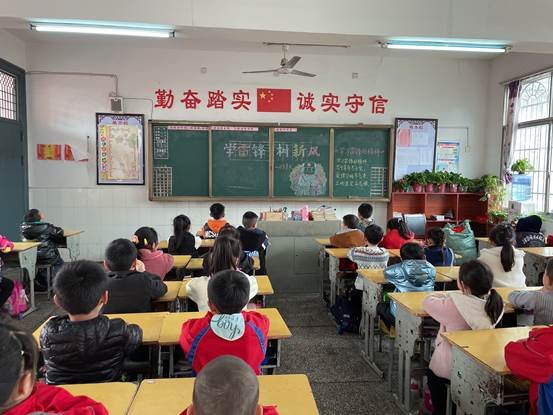 紅星小學(xué)開展“學(xué)雷鋒，樹新風(fēng)”主題班隊(duì)運(yùn)動(dòng)
