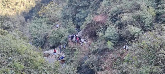 巾幗心向黨 重走長征路--橫溪中學(xué)開展慶“三八”國際婦女節(jié)運動