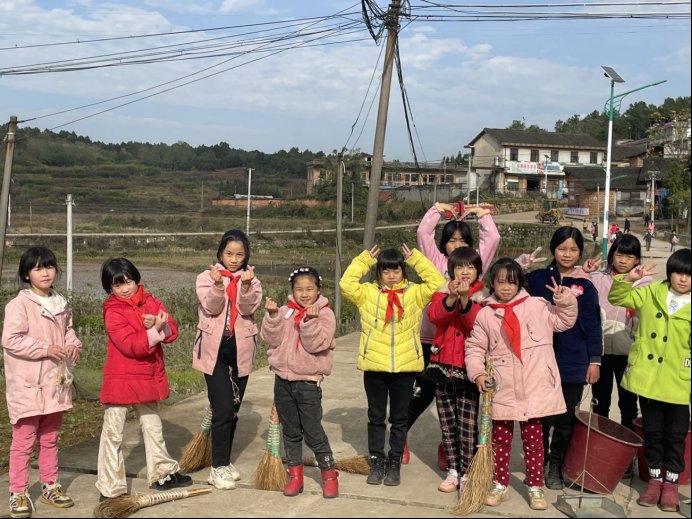 新建中學“冬日清掃，鮮艷周邊”