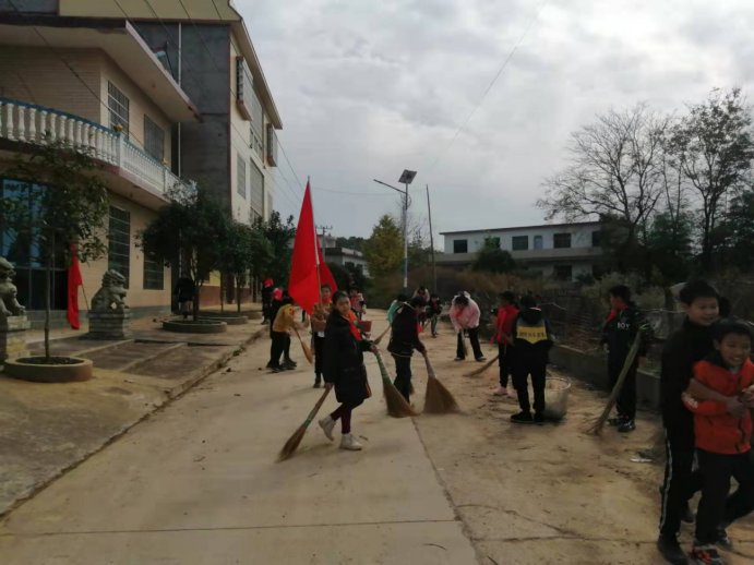 新建中學“冬日清掃，鮮艷周邊”