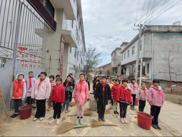 新建中學“冬日清掃，鮮艷周邊”