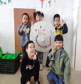 新寧縣清江橋鄉(xiāng)中間幼兒園開展傘動時光