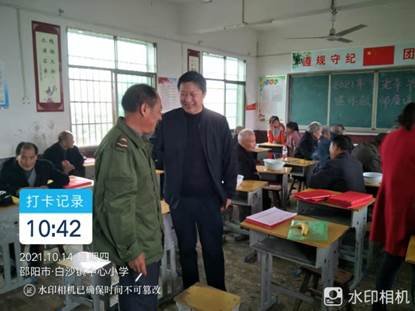 新寧縣白沙鎮(zhèn)中間小學(xué)舉行慶祝老年節(jié)座談會