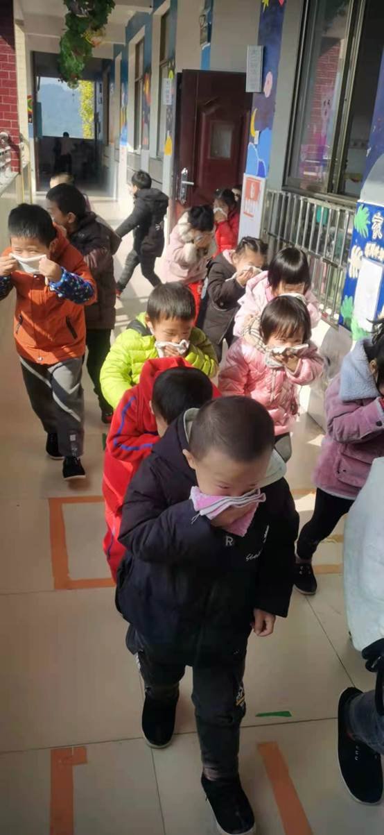 新寧縣清江橋鄉(xiāng)中間幼兒園開展消防疏散演練