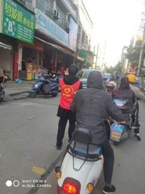 武岡市紅星小學(xué)開展“疏導(dǎo)交通，平安回家”的服務(wù)運(yùn)動(dòng)