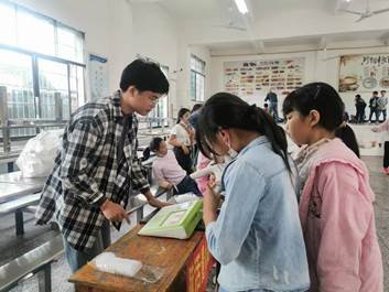新寧縣白沙中間小學(xué)歡迎國(guó)家門(mén)生體質(zhì)健康抽測(cè)工作