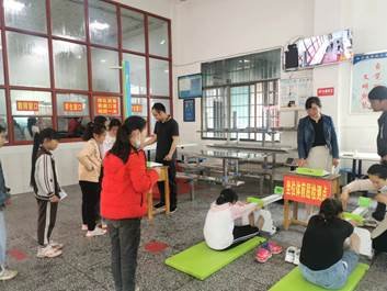 新寧縣白沙中間小學(xué)歡迎國(guó)家門(mén)生體質(zhì)健康抽測(cè)工作