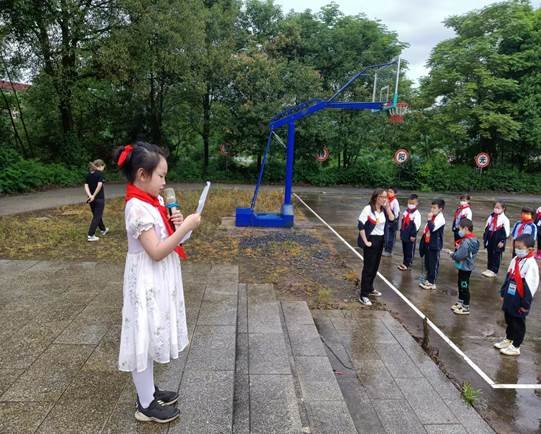 邵陽(yáng)縣下花橋鎮(zhèn)中間完全小學(xué)黨支部組織舉行少先隊(duì)入隊(duì)儀式