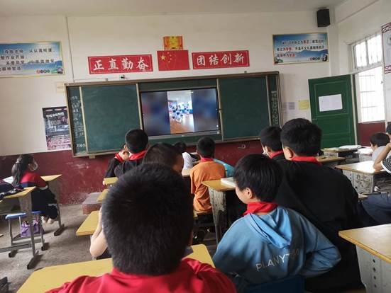 洞口縣茶場黌舍師生同慶六一，匯演首開網(wǎng)絡(luò)直播