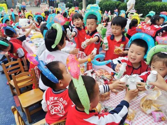 新寧縣回龍寺鎮(zhèn)中間幼兒園舉行“慶六一·美食分享會”運(yùn)動(dòng)