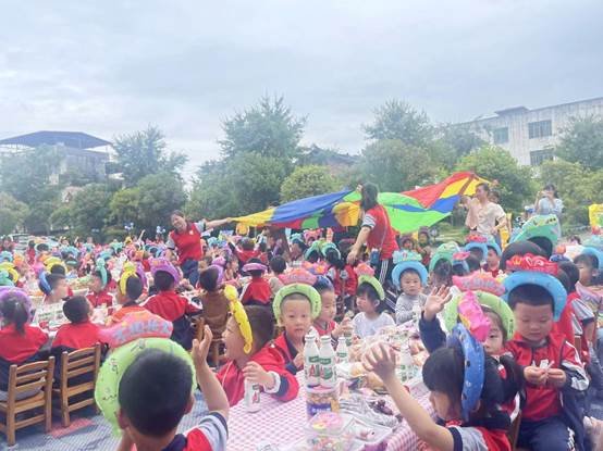 新寧縣回龍寺鎮(zhèn)中間幼兒園舉行“慶六一·美食分享會”運(yùn)動(dòng)