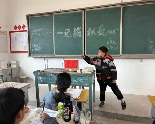 涓涓細流匯成?！聦幙h清江橋鄉(xiāng)堡口黌舍開展“一元捐”運動