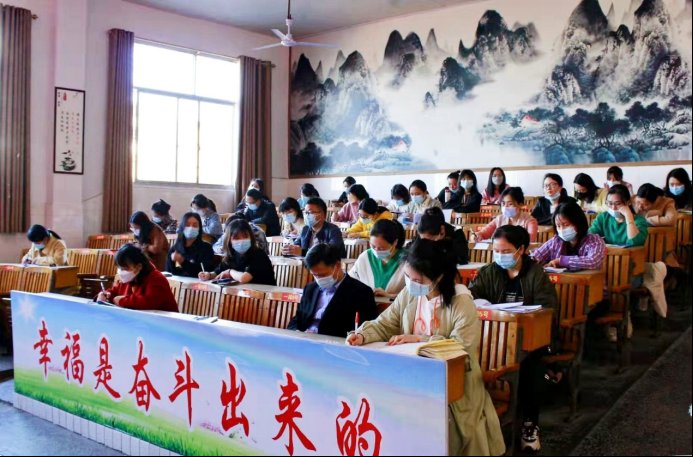 傳誦中華經(jīng)典，弘揚(yáng)傳統(tǒng)文化——記武岡市紅星小學(xué)青年教師古詩詞教學(xué)比武