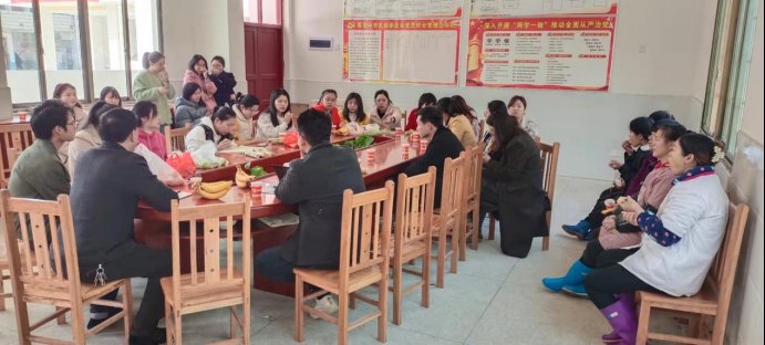 “領袖豪言對世喧，巾幗能頂半邊天”?！浕佚埶骆?zhèn)軍田中學慶“三八”國際婦女節(jié)座談會
