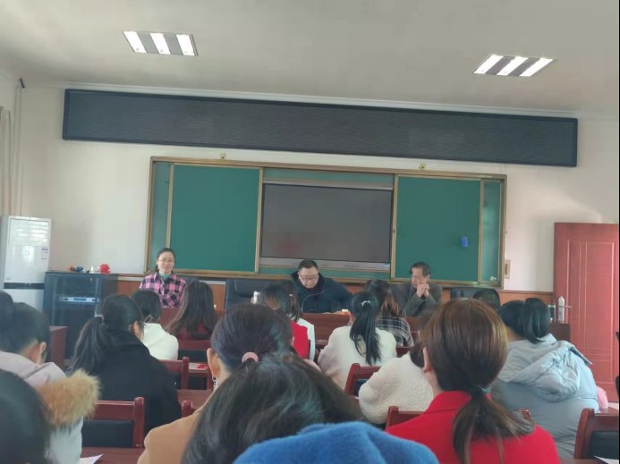做時代女性，一路向?qū)怼纯诳h山門鎮(zhèn)中間黌舍召開婦女節(jié)贊譽座談會