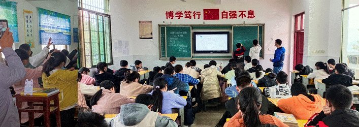 “三尺講臺齊斗艷，教學比武促提拔”
