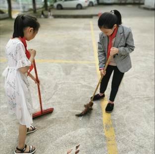新寧縣白沙鎮(zhèn)中間小學(xué)少先隊(duì)開展“清潔家園，美化環(huán)境”運(yùn)動(dòng)