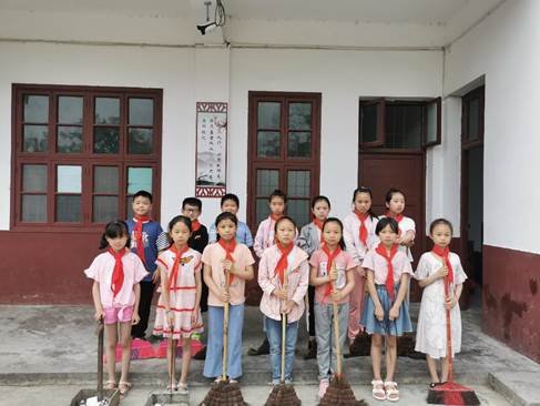 新寧縣白沙鎮(zhèn)中間小學(xué)少先隊(duì)開展“清潔家園，美化環(huán)境”運(yùn)動(dòng)