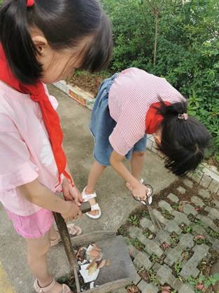 新寧縣白沙鎮(zhèn)中間小學(xué)少先隊(duì)開展“清潔家園，美化環(huán)境”運(yùn)動(dòng)