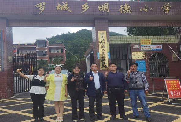 五月乘風(fēng)山林中，校級(jí)互促意正濃