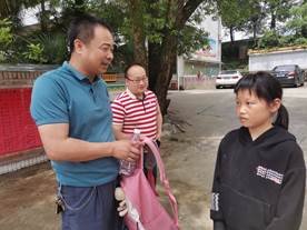 溫暖情系校園，關(guān)愛留守兒童