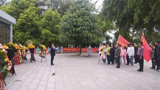 邵陽縣白倉鎮(zhèn)中學(xué)舉行清明祭英烈運(yùn)動