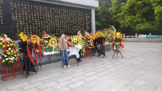 邵陽縣白倉鎮(zhèn)中學(xué)舉行清明祭英烈運(yùn)動
