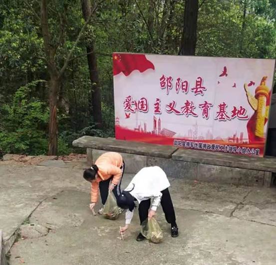 邵陽縣白倉鎮(zhèn)中學(xué)舉行清明祭英烈運(yùn)動