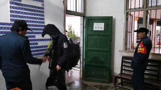 洞口縣管竹中學(xué)常態(tài)化開(kāi)展校園違禁品排查工作